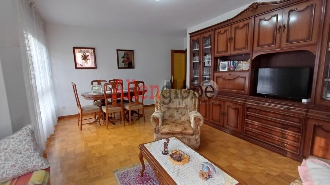 Sala de estar de Piso en venta en San Martín del Rey Aurelio con Calefacción, Terraza y Trastero
