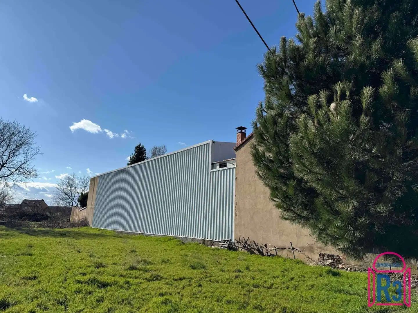 Vista exterior de Nau industrial en venda en Sariegos amb Calefacció