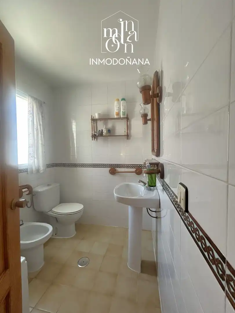 Baño de Casa adosada en venta en Almonte con Terraza, Piscina y Amueblado