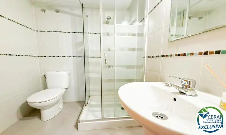 Baño de Dúplex en venta en Figueres con Terraza y Piscina comunitaria