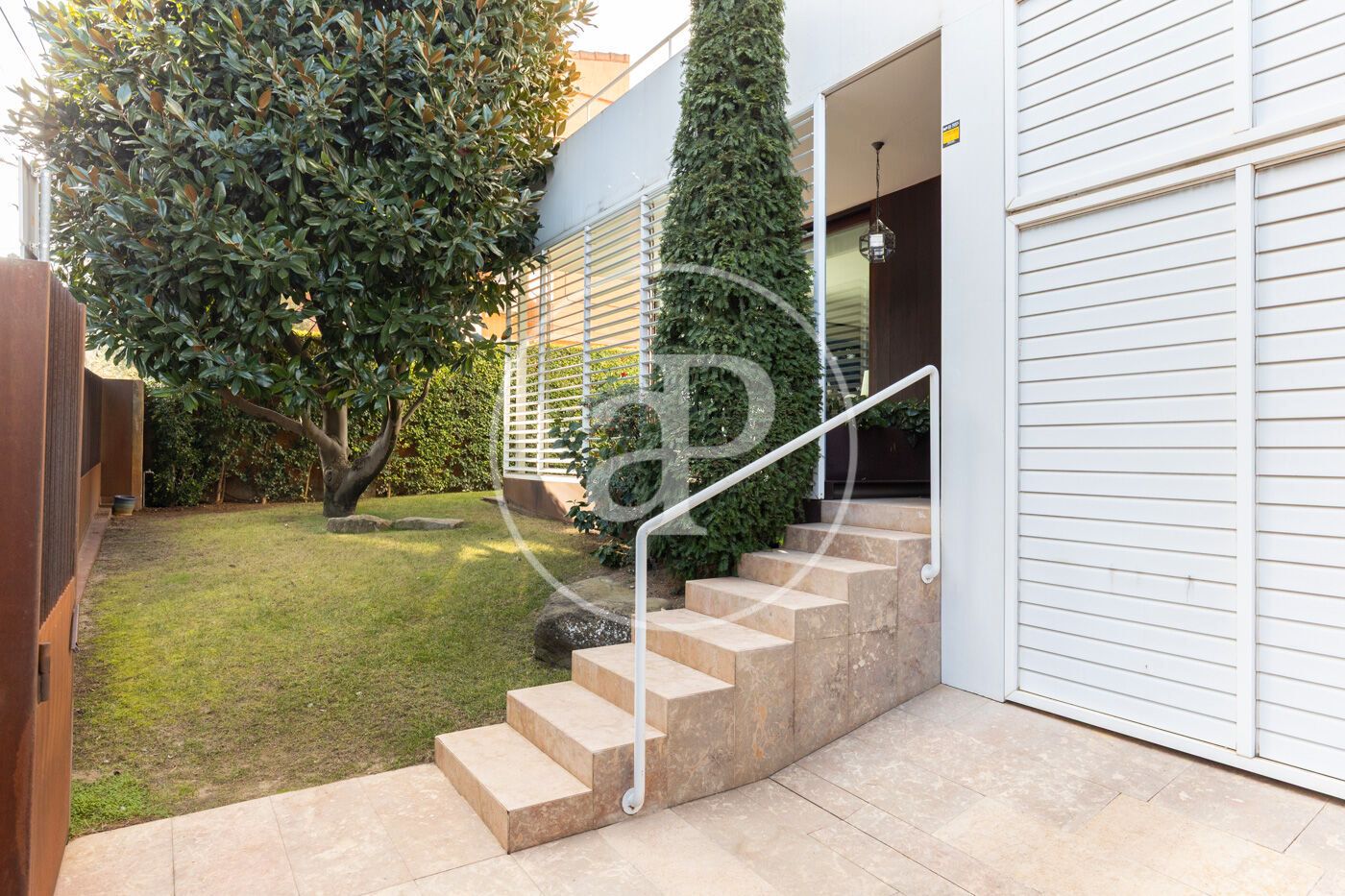 Vista exterior de Casa o xalet en venda en Sant Cugat del Vallès amb Aire condicionat, Calefacció i Jardí privat