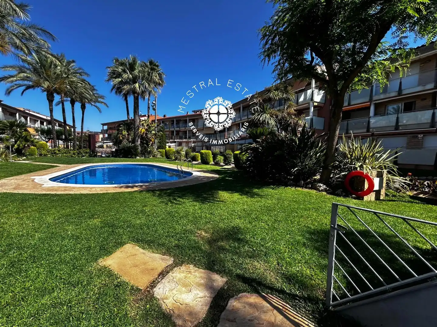 Vista exterior de Pis en venda en Cambrils amb Aire condicionat, Terrassa i Piscina