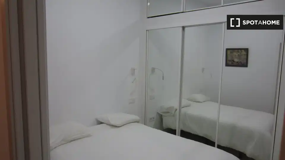 Dormitori de Pis de lloguer en Madrid amb Aire condicionat, Calefacció i Moblat