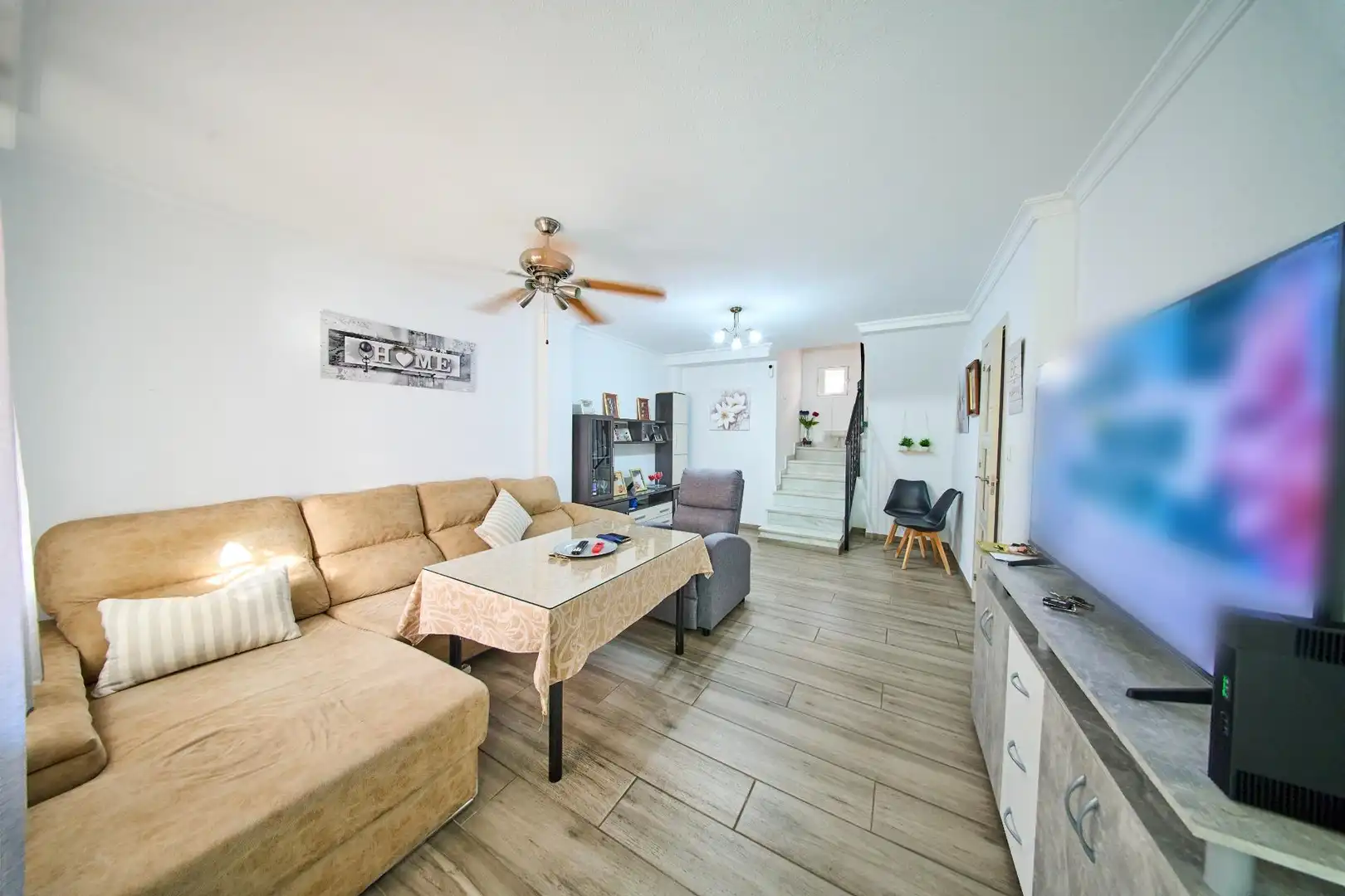 Wohnzimmer von Einfamilien-Reihenhaus zum Verkauf in Jun