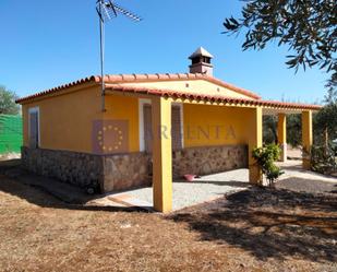 Vista exterior de Finca rústica en venda en Alcuéscar amb Piscina