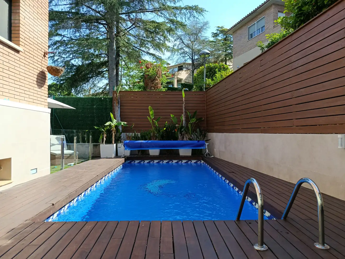 Piscina de Casa adosada en venda en Girona amb Aire condicionat, Calefacció i Jardí privat