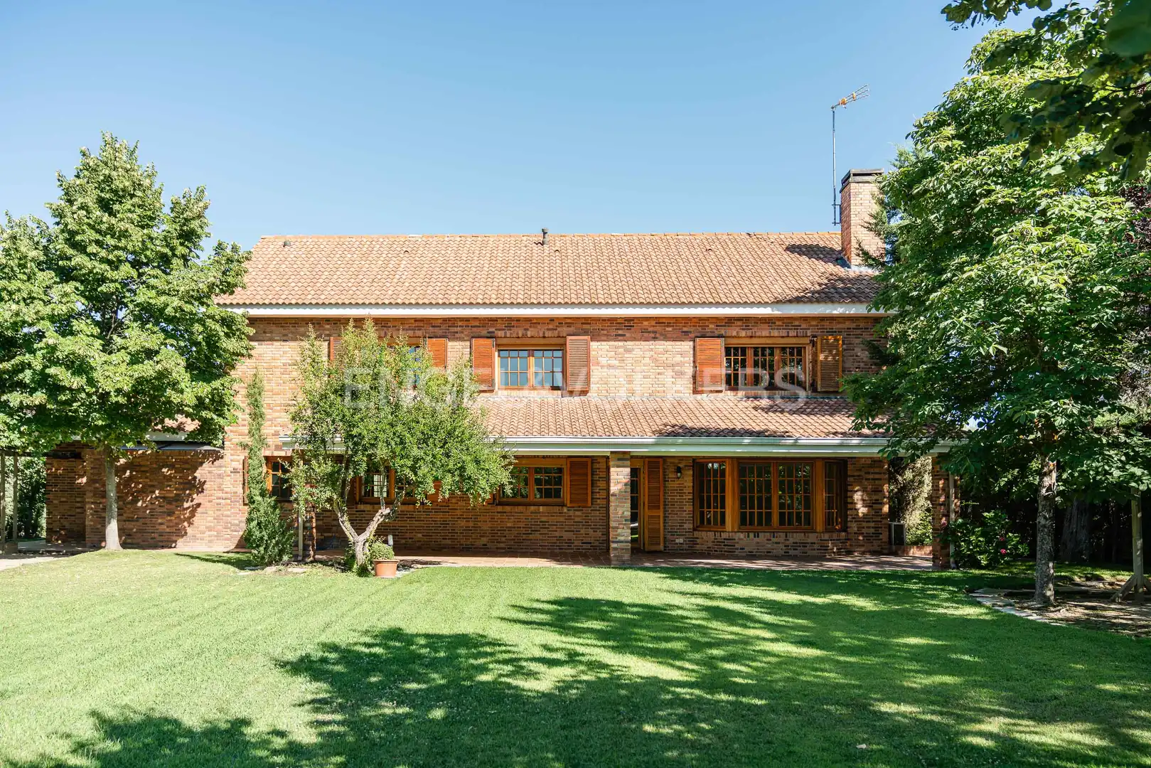 Vista exterior de Casa o xalet de lloguer en Pozuelo de Alarcón amb Aire condicionat, Calefacció i Jardí privat