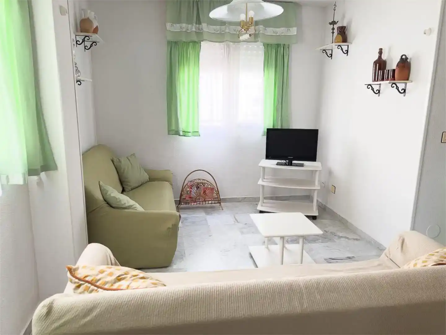 Wohnzimmer von Wohnungen zur Miete in Salobreña mit Schwimmbad und Balkon