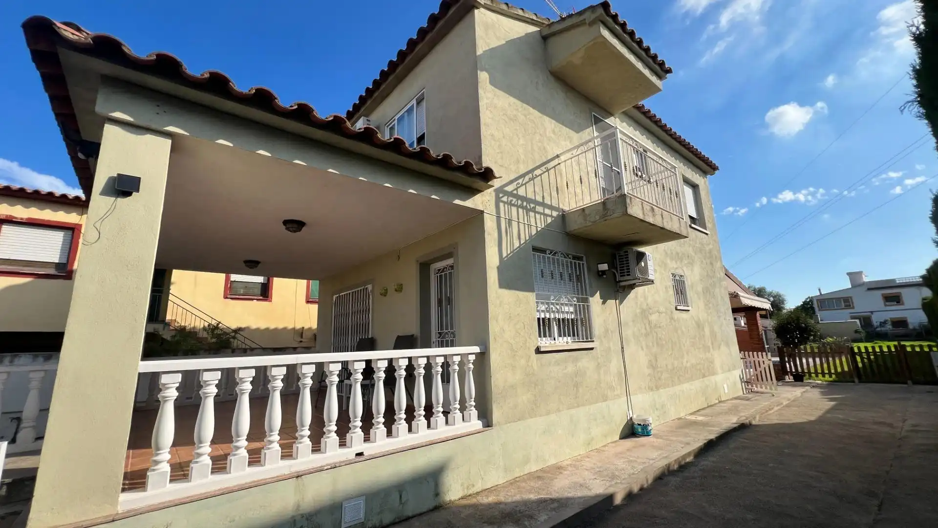Vista exterior de Casa o xalet en venda en Castellón de la Plana / Castelló de la Plana amb Aire condicionat, Jardí privat i Terrassa