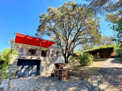 Vista exterior de Casa o xalet en venda en Villa del Prado amb Calefacció, Jardí privat i Terrassa