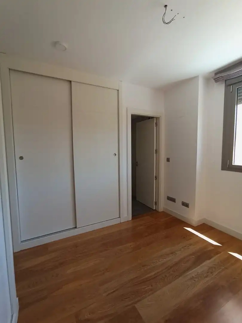 Schlafzimmer von Dachboden zur Miete in Madrid mit Klimaanlage, Heizung und Terrasse