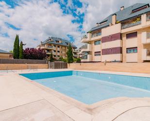 Piscina de Dúplex en venda en Boadilla del Monte amb Aire condicionat, Calefacció i Jardí privat