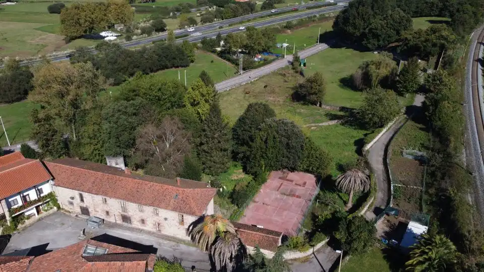 Vista exterior de Casa o xalet en venda en Torrelavega  amb Jardí privat
