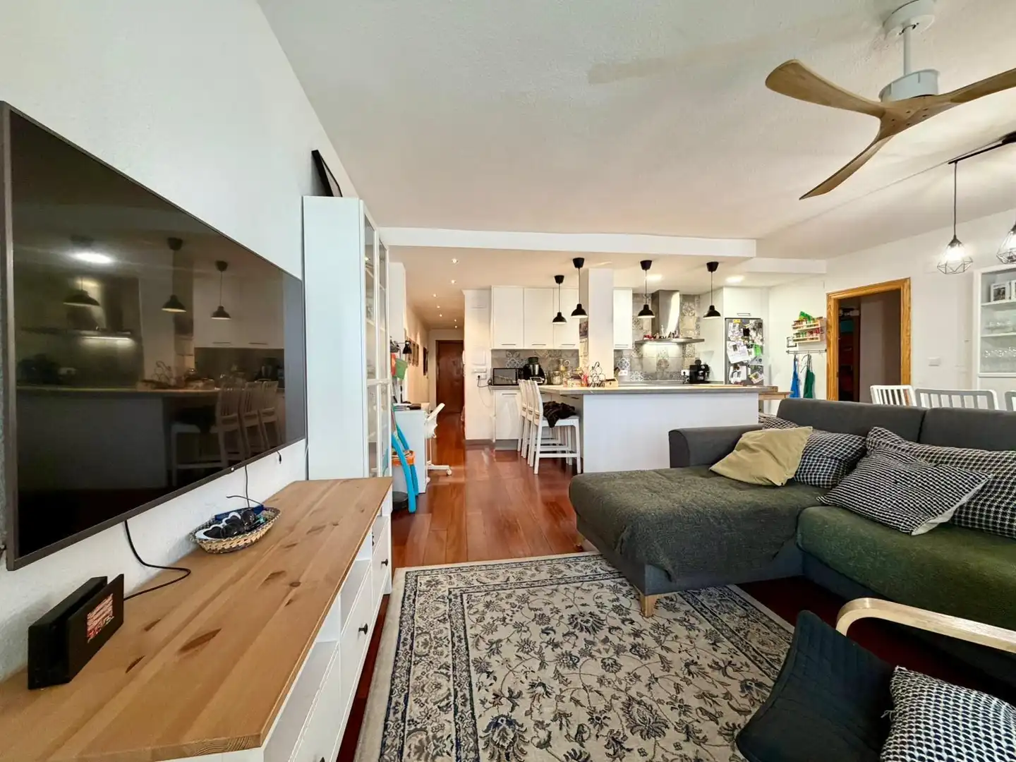 Living room of Flat for sale in Granada  with Air Conditioner, Parquet flooring and Balcony