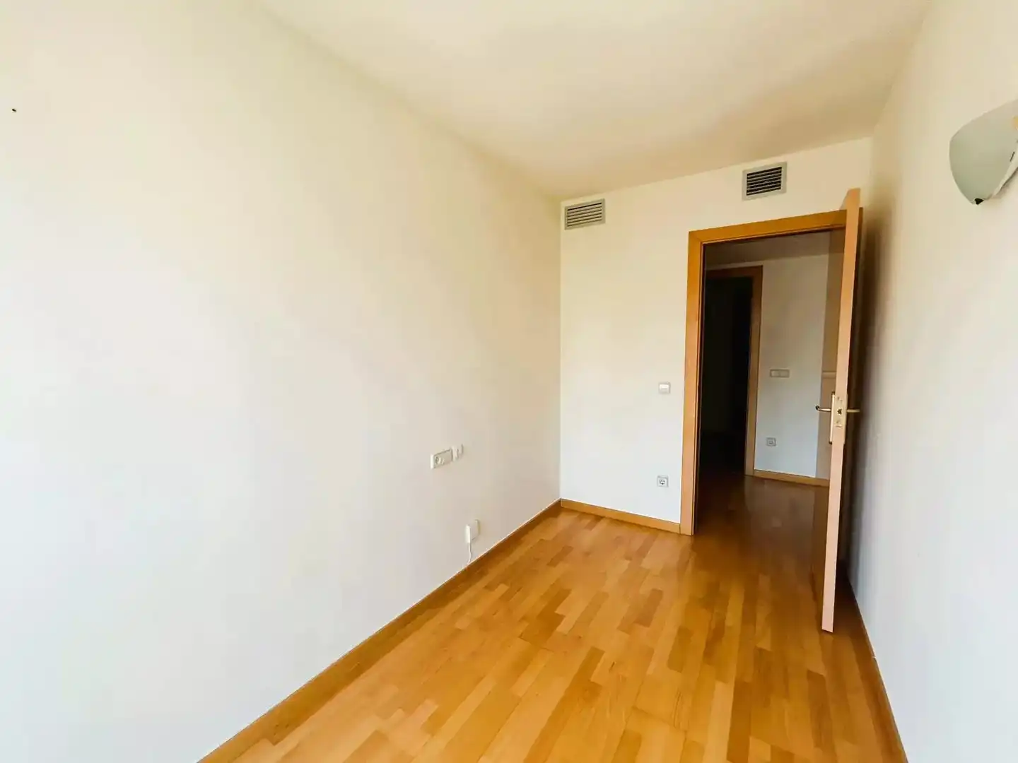 Schlafzimmer von Wohnung zur Miete in Girona mit Klimaanlage, Heizung und Parkett