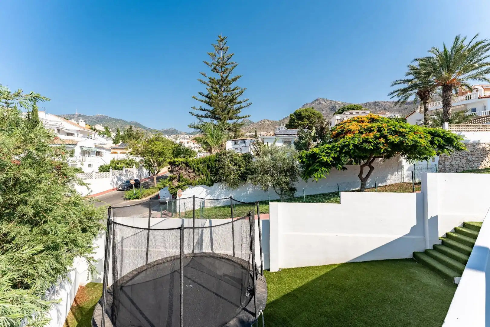Vista exterior de Casa o xalet en venda en Benalmádena amb Aire condicionat, Calefacció i Jardí privat