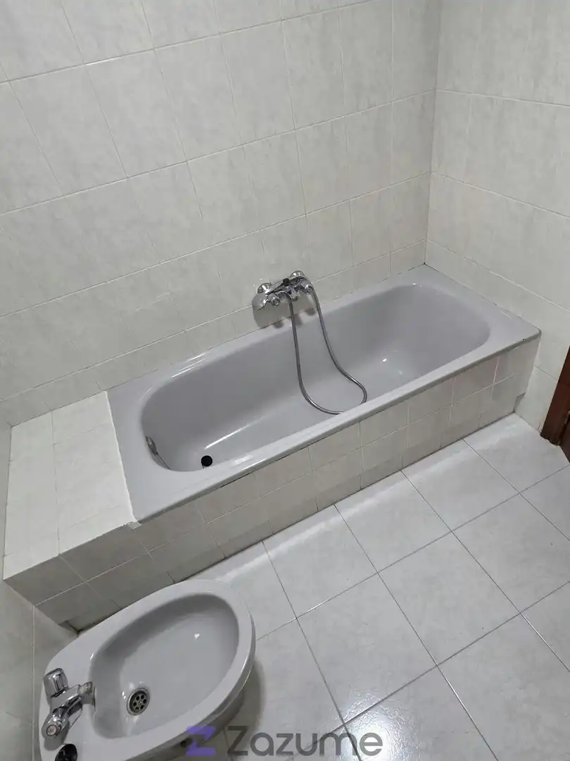 Baño de Piso de alquiler en Jaén con Jardín privado, Piscina y Amueblado