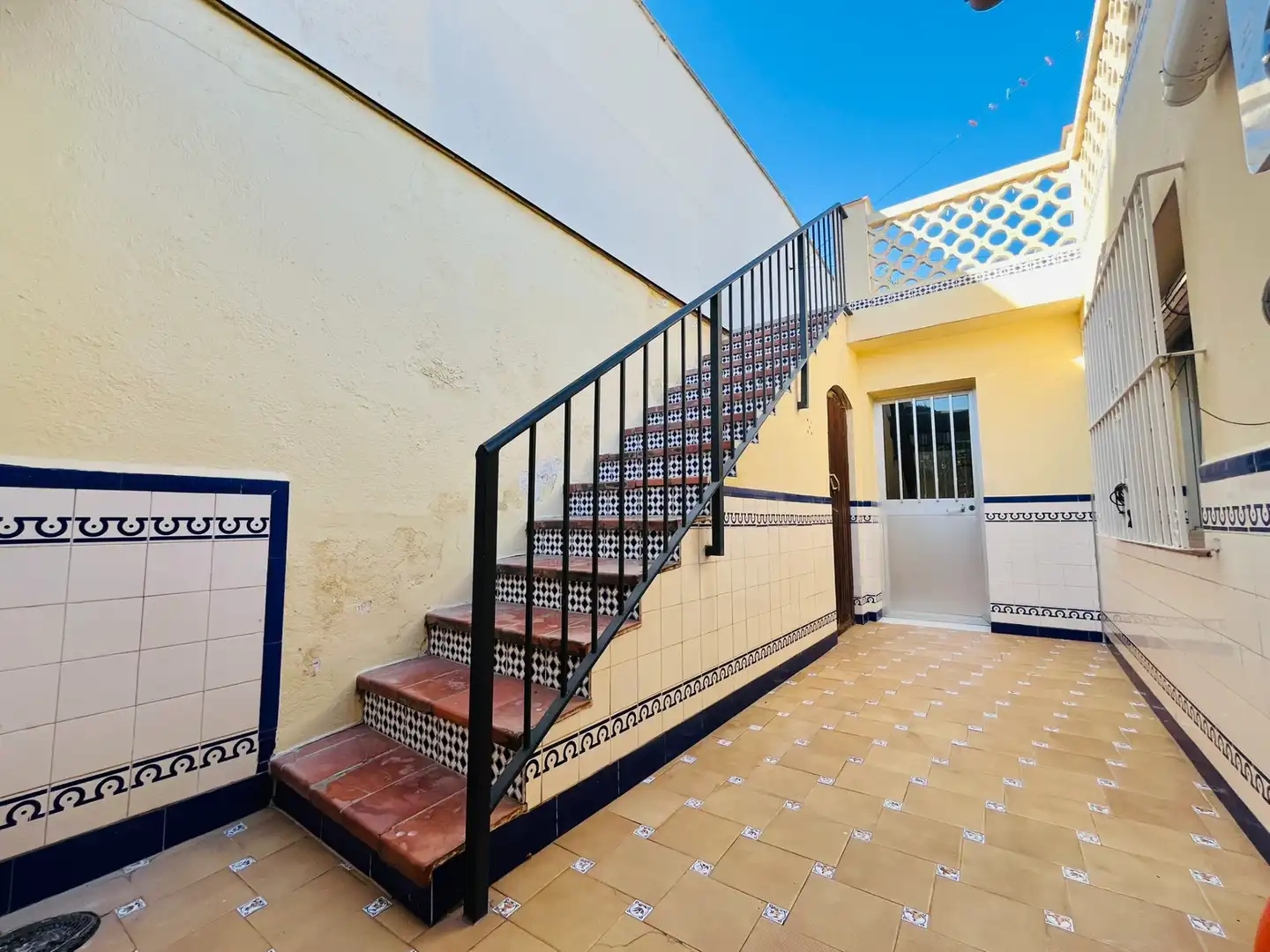 Vista exterior de Casa o chalet en venta en Fuengirola con Aire acondicionado, Jardín privado y Terraza