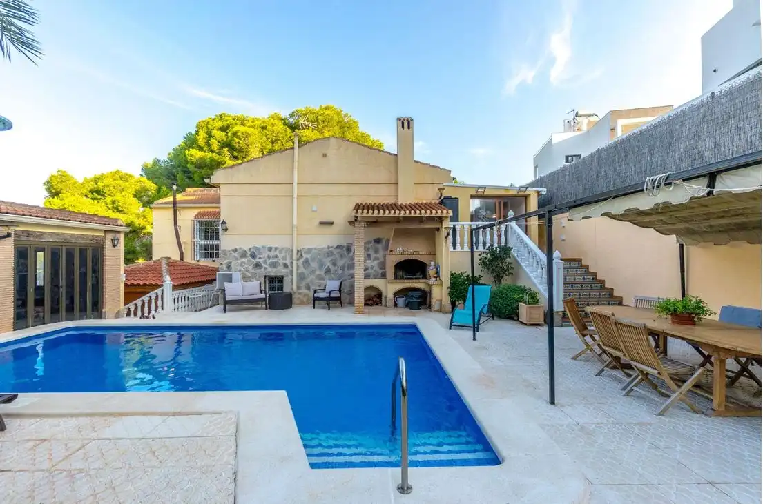 Chalet con piscina en venta en Los Balcones - Los Altos