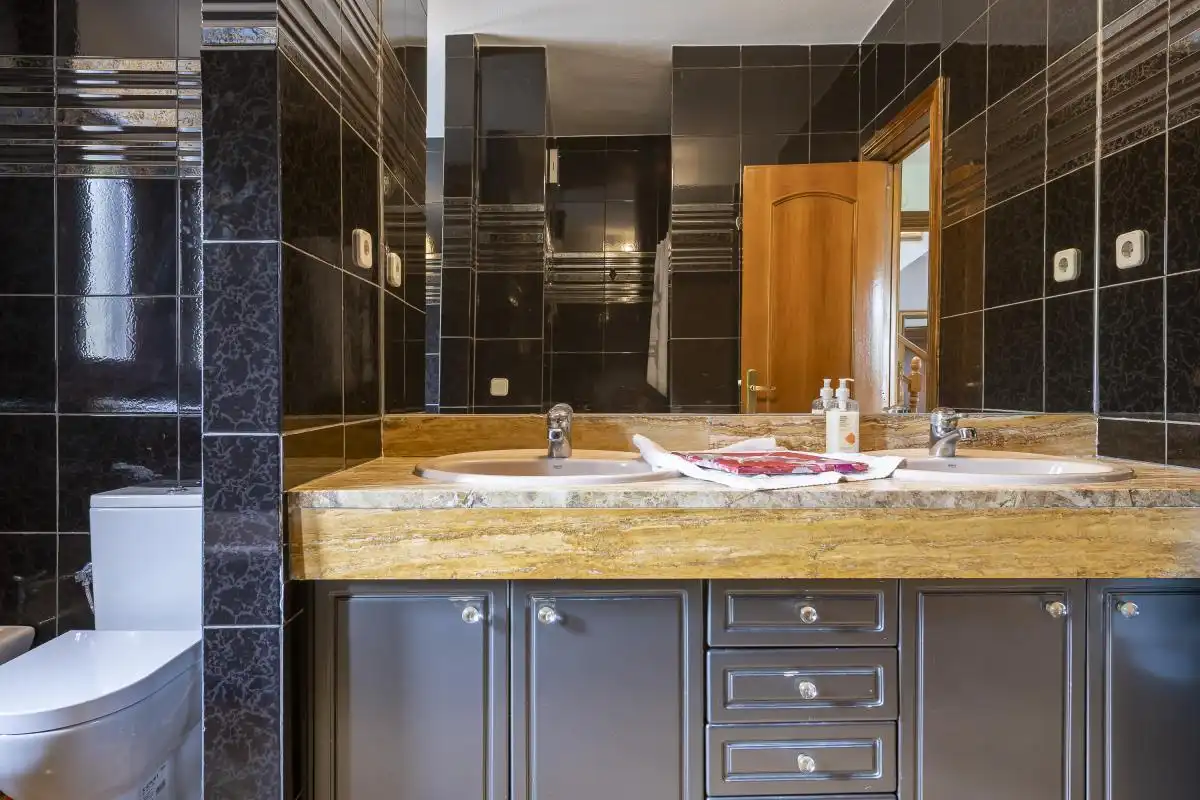 Baño de Casa o chalet en venta en Boadilla del Monte con Aire acondicionado, Calefacción y Jardín privado
