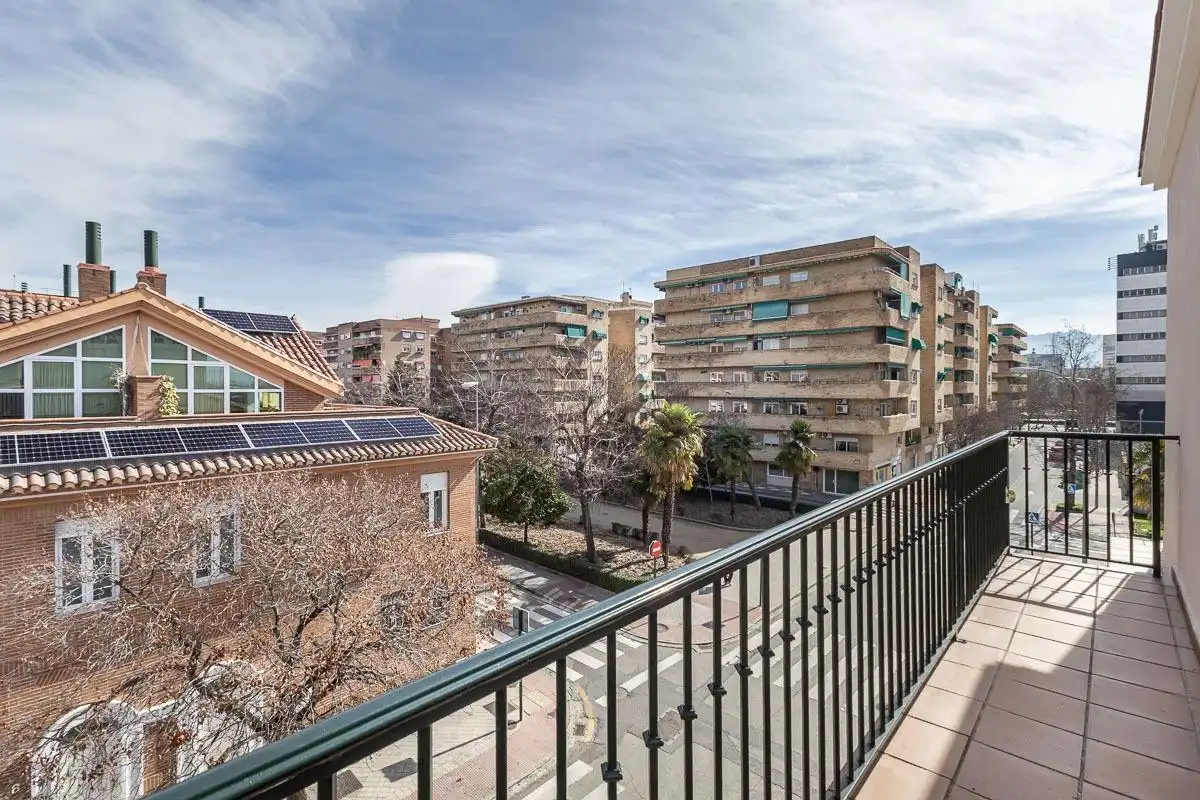 Vista exterior de Casa adosada en venta en Granada con Calefacción, Jardín privado y Terraza