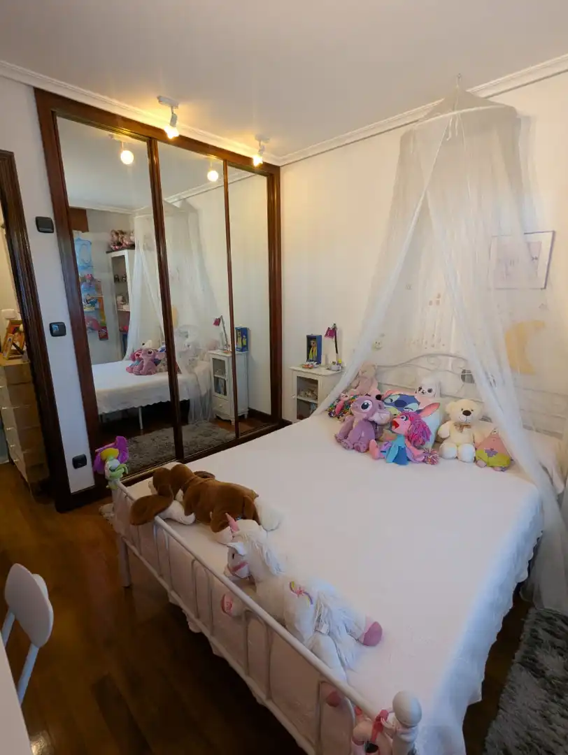 Schlafzimmer von Einfamilien-Reihenhaus zum Verkauf in Amorebieta-Etxano mit Privatgarten, Terrasse und Balkon