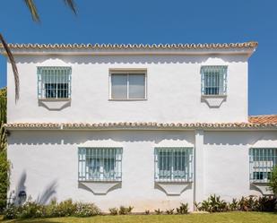 Vista exterior de Casa o xalet en venda en Marbella amb Aire condicionat i Terrassa