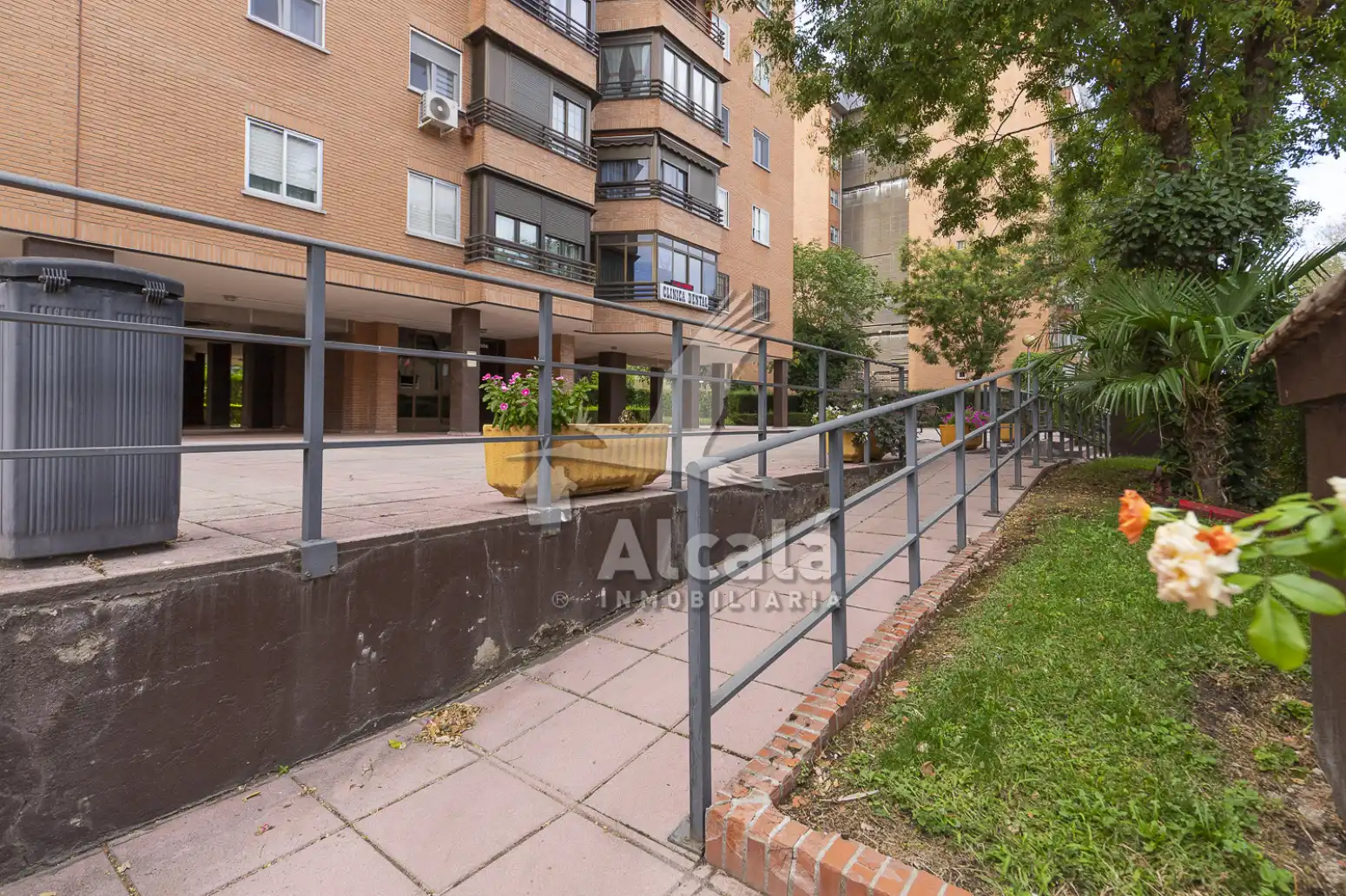 Vista exterior de Piso en venta en Coslada con Aire acondicionado, Calefacción y Jardín privado