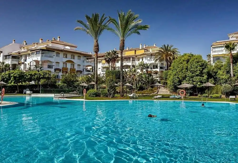 Außenansicht von Erdgeschoss zur Miete in Marbella mit Klimaanlage, Privatgarten und Terrasse