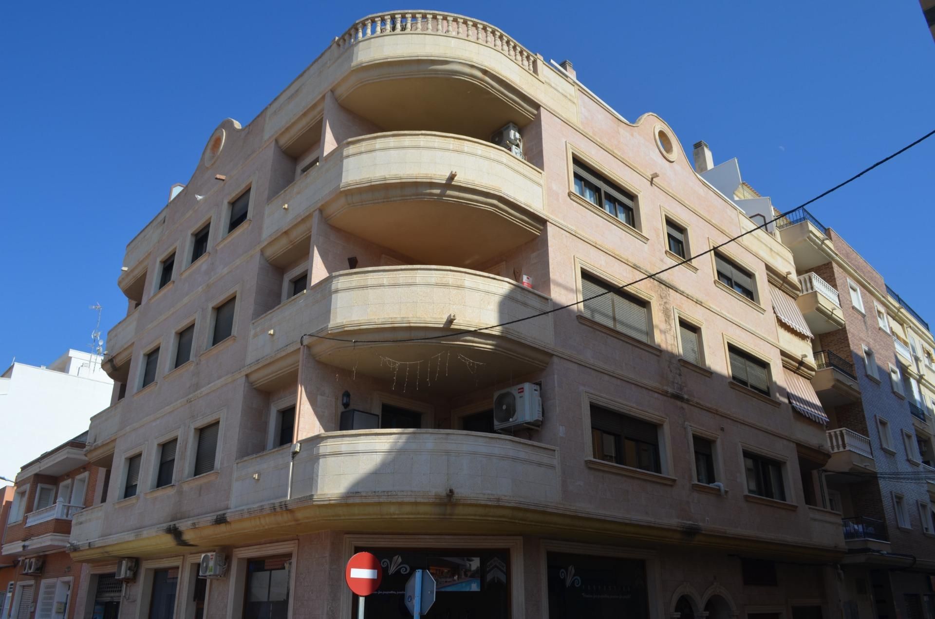 Vista exterior de Apartament en venda en Torrevieja amb Aire condicionat, Terrassa i Balcó