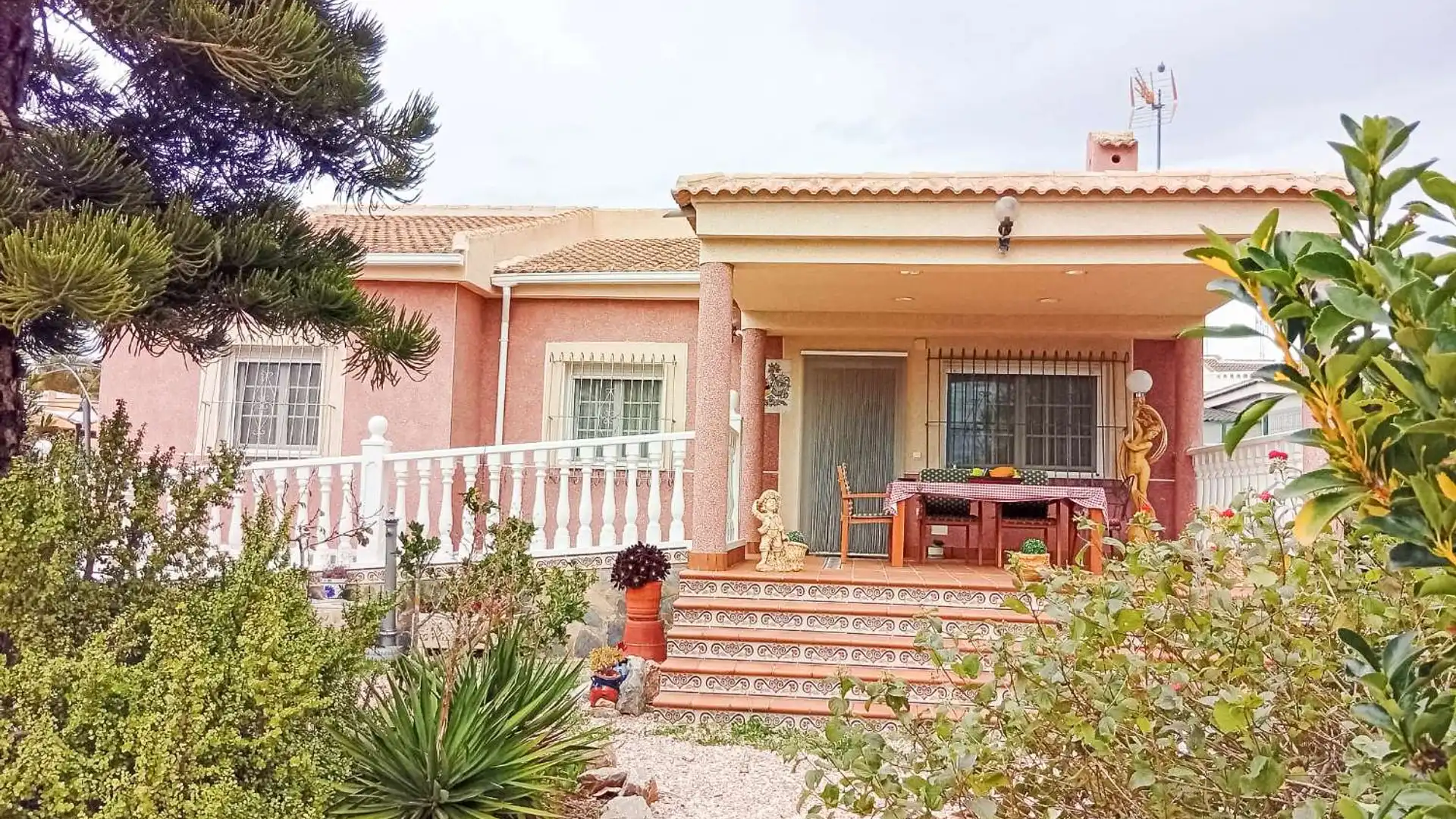 Vista exterior de Casa o xalet en venda en Torrevieja amb Aire condicionat, Calefacció i Terrassa