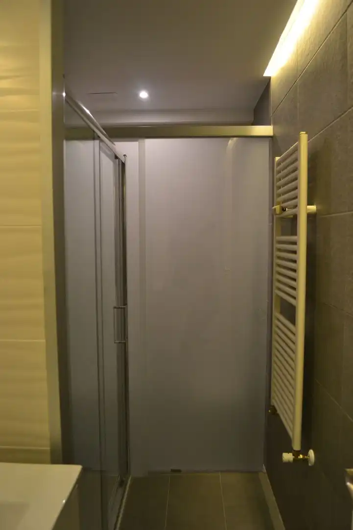Bathroom of Flat for rent in Madrid  with Air Conditioner, Heating and Parquet flooring