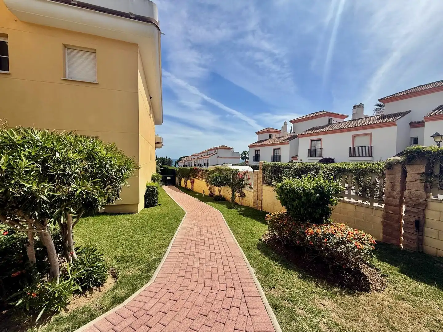 Vista exterior de Apartamento de alquiler en Marbella con Piscina y Piscina comunitaria