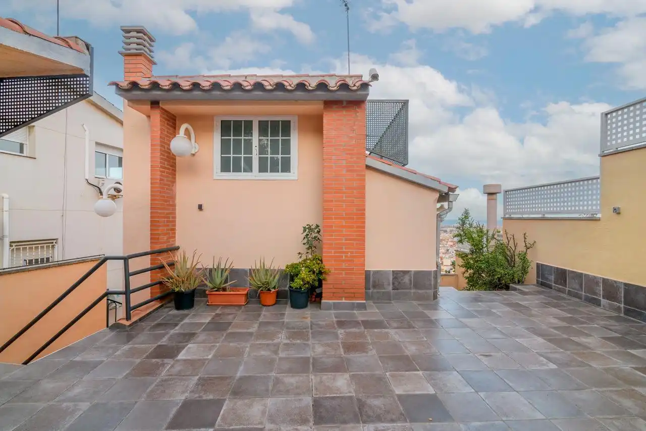 Terrassa de Casa o xalet en venda en Barcelona amb Aire condicionat, Calefacció i Jardí privat