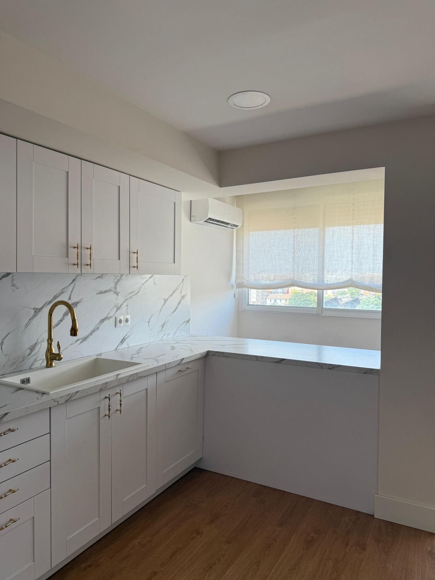 Kitchen of Flat to rent in  Valencia Capital  with Air Conditioner, Terrace and Balcony