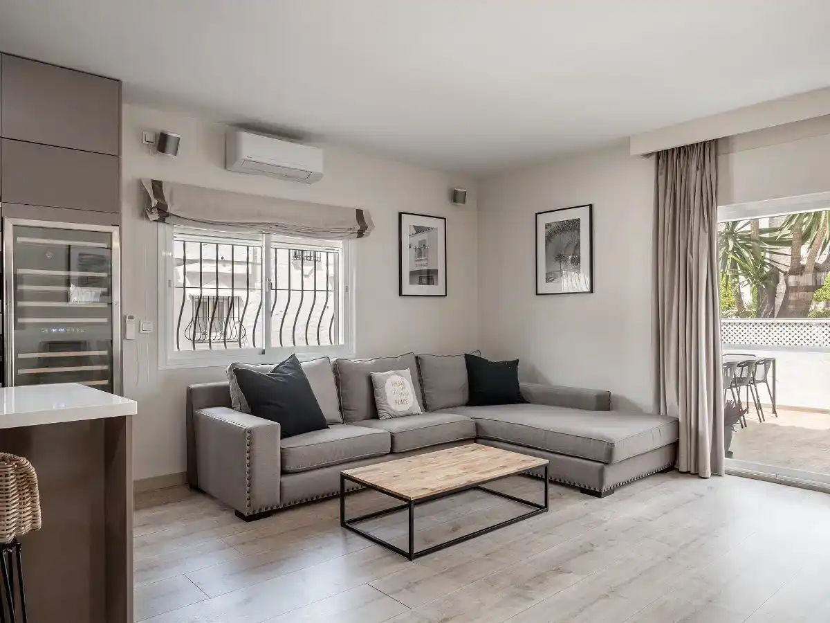 Wohnzimmer von Wohnung zur Miete in Marbella mit Klimaanlage, Privatgarten und Parkett