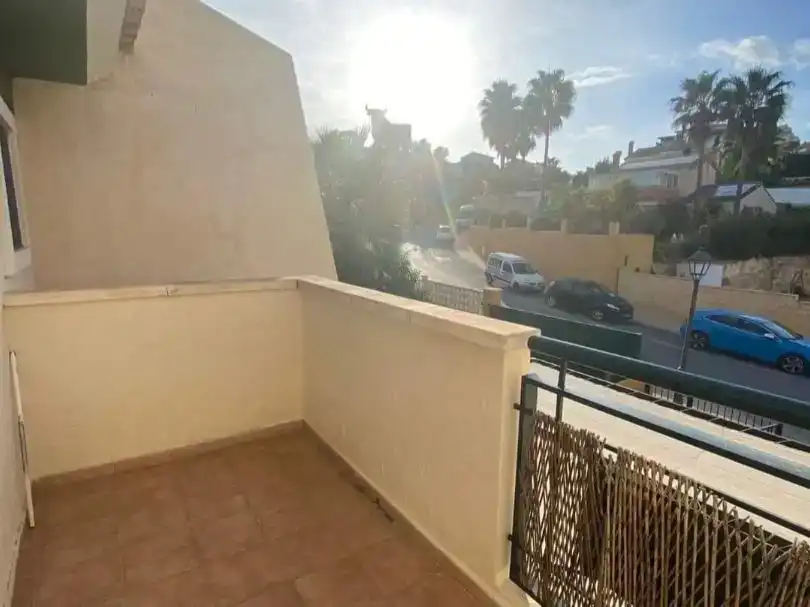 Vista exterior de Pis en venda en Finestrat amb Aire condicionat, Jardí privat i Piscina