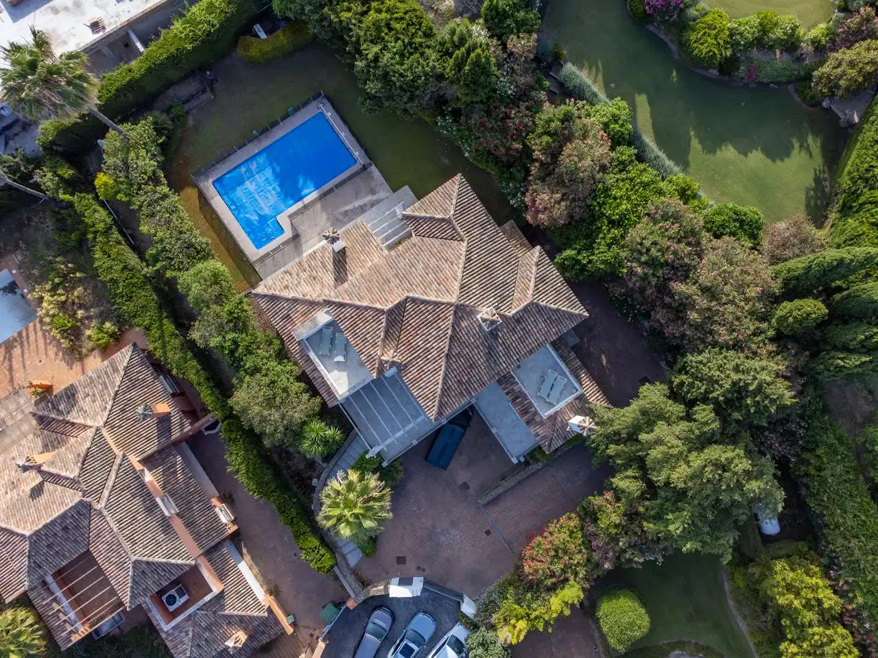 Vista exterior de Casa o xalet en venda en Sotogrande amb Aire condicionat, Jardí privat i Terrassa