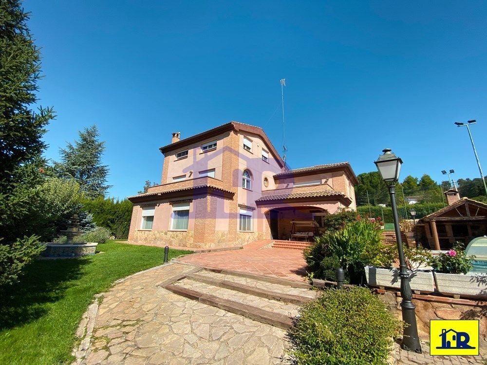 Vista exterior de Casa o xalet en venda en Arcas del Villar amb Terrassa, Traster i Piscina