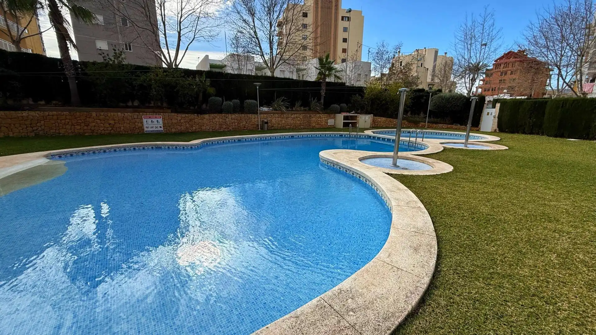 Piscina de Apartament en venda en Calpe / Calp amb Aire condicionat, Calefacció i Jardí privat