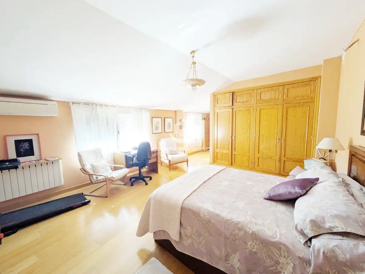 Dormitori de Casa o xalet en venda en Jaén amb Aire condicionat, Terrassa i Traster