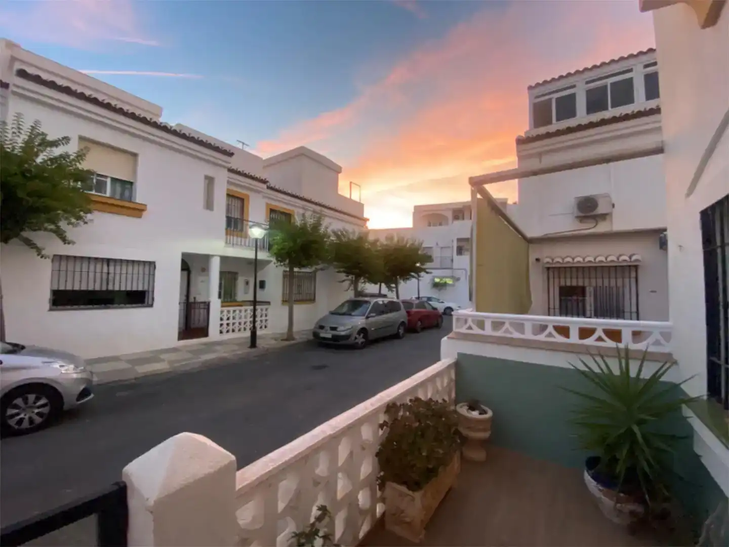 Vista exterior de Casa adosada de lloguer en Salobreña amb Jardí privat, Parquet i Piscina