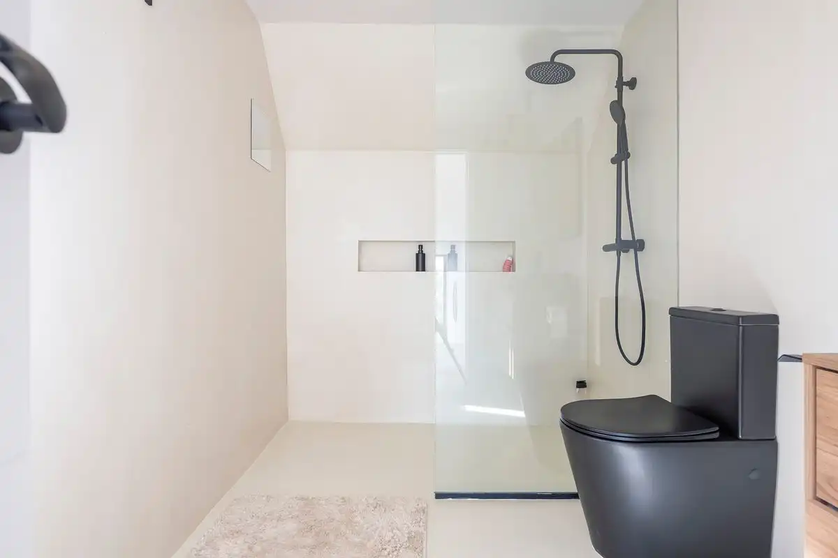 Badezimmer von Dachboden zum Verkauf in Majadahonda mit Klimaanlage, Heizung und Privatgarten