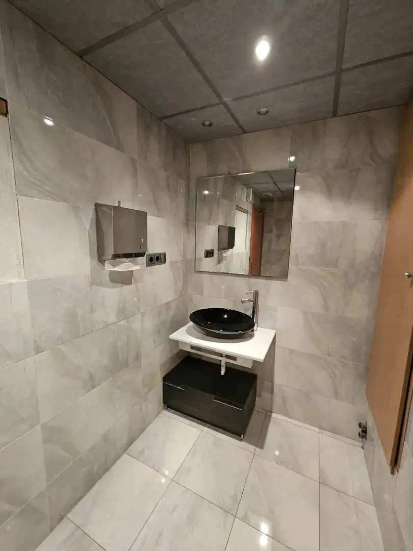 Badezimmer von Büro zur Miete in Barcelona mit Klimaanlage und Balkon