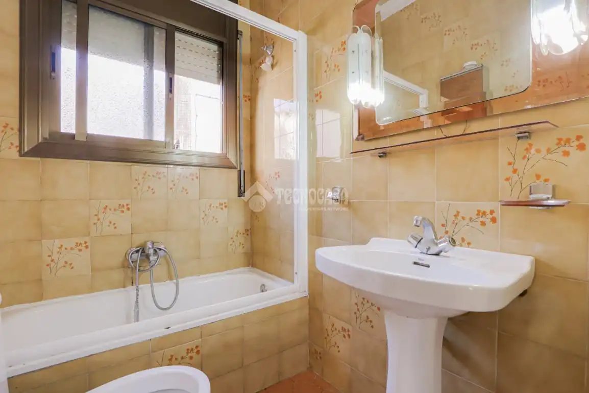 Baño de Casa adosada en venta en Montcada i Reixac con Calefacción y Balcón