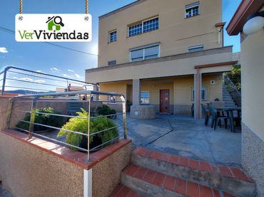 Casa con balcone in vendita a Carrer de Rafael Casanova 140