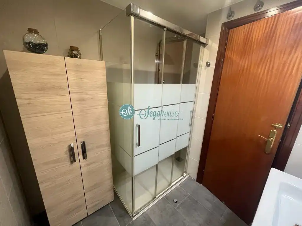 Bathroom of Flat for sale in Segovia  with Heating, Parquet flooring and Terrace