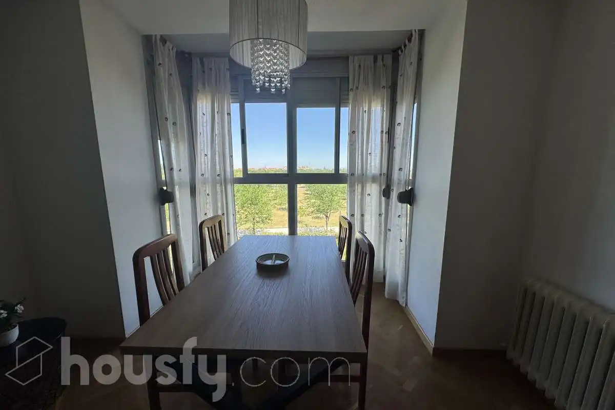 Comedor de Piso de alquiler en Madrid con Trastero y Amueblado