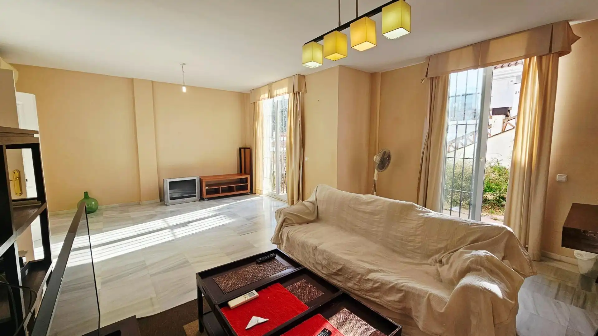 Sala d'estar de Casa adosada en venda en Benalmádena amb Aire condicionat, Jardí privat i Terrassa