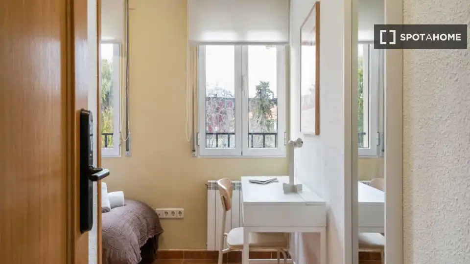 Habitación de Piso de alquiler en Madrid con Aire acondicionado, Calefacción y Amueblado